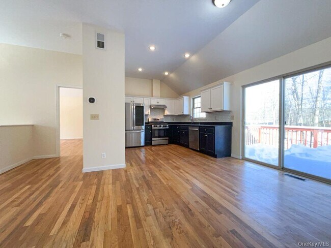 Building Photo - 2 Fieldstone Dr