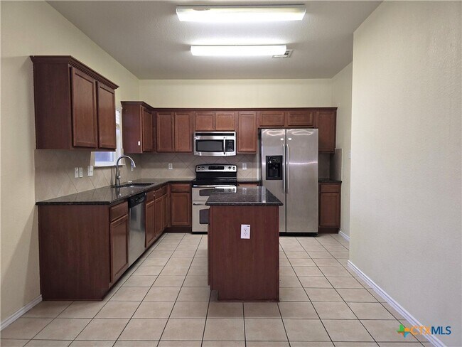 Building Photo - 5000 Willamette Ln