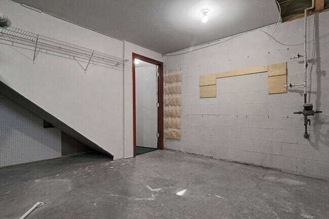 Building Photo - 3 Bedroom Home For Rent