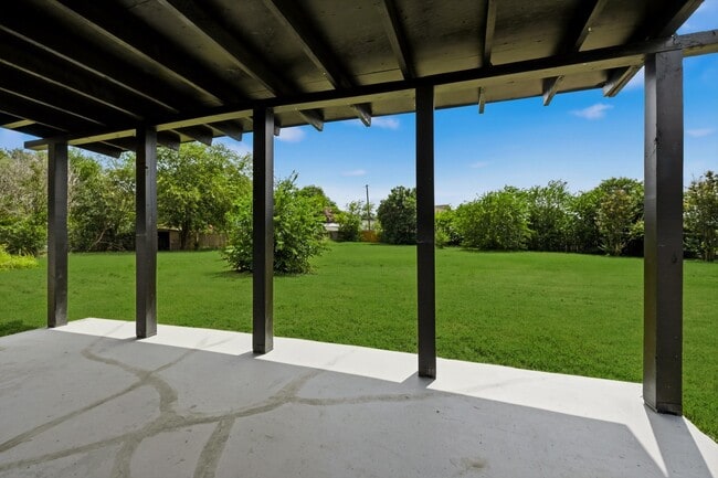 Building Photo - 502 Moorside Dr