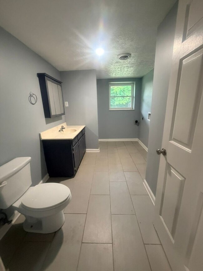 Building Photo - Spacious Maryville City Rental with Finished Basement & Lawn Care Included!