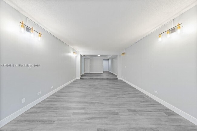 Building Photo - 3680 Inverrary Dr