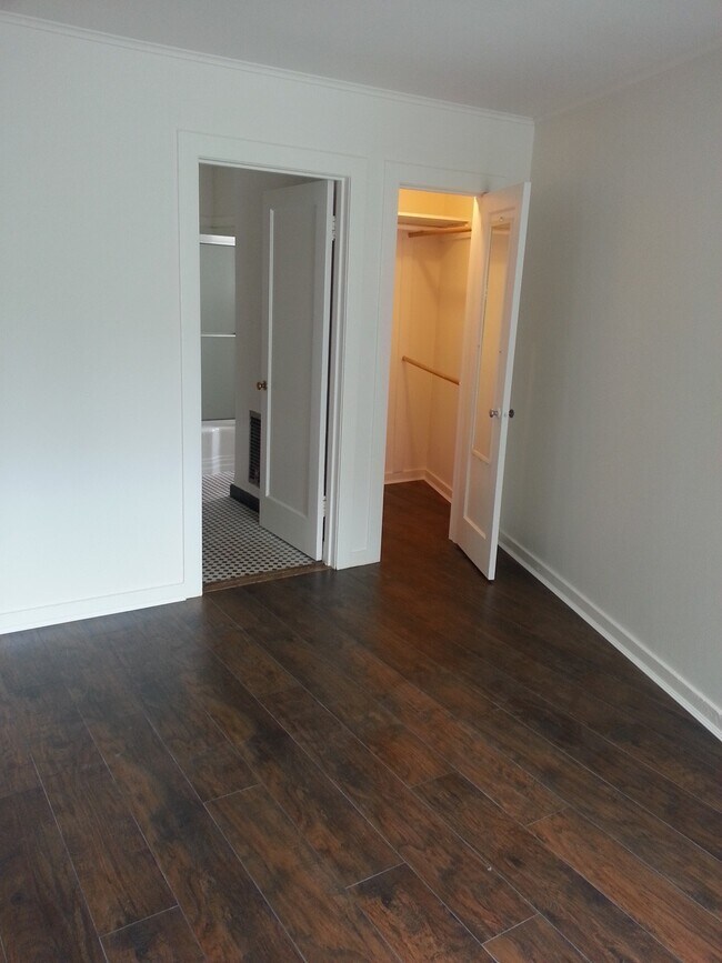 Building Photo - 8 Dell St