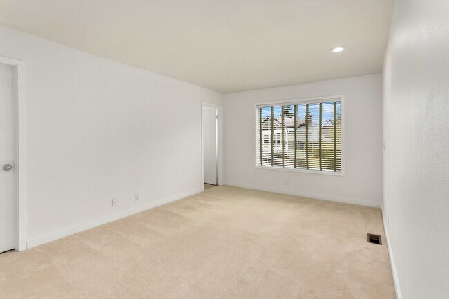 Building Photo - 3 bedroom townhome in perfect location in ...