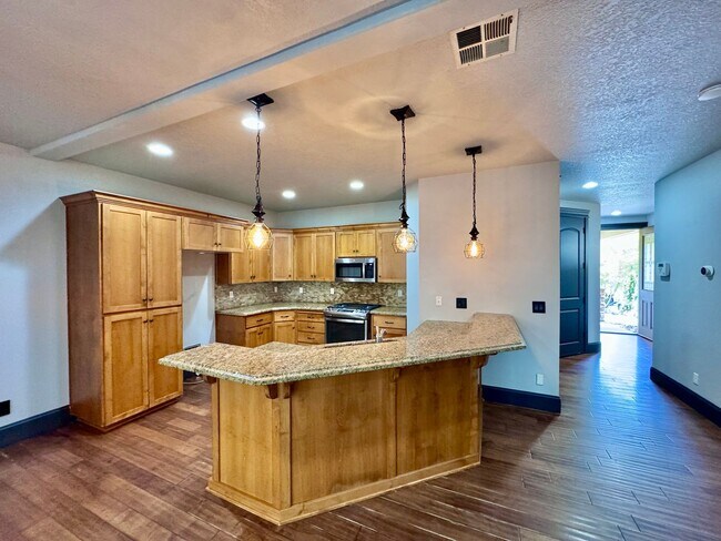 Building Photo - GORGEOUS Townhome...  LOCATION , LOCATION near Peace Health Hospital