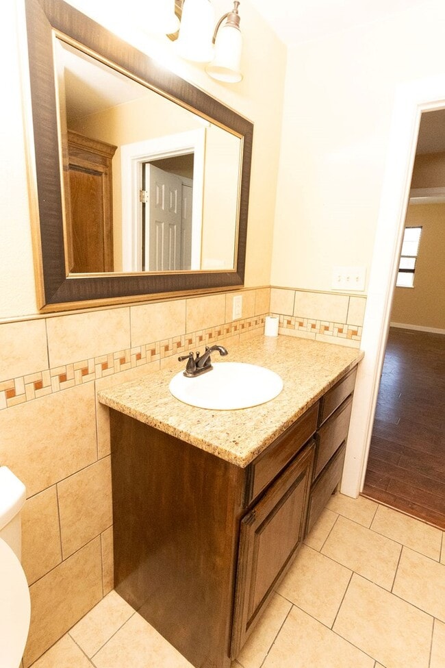 Building Photo - 910 N Carol Ave