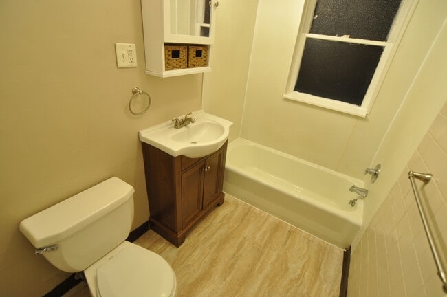 Building Photo - Updated Apartment in the Heart of Beaver F...