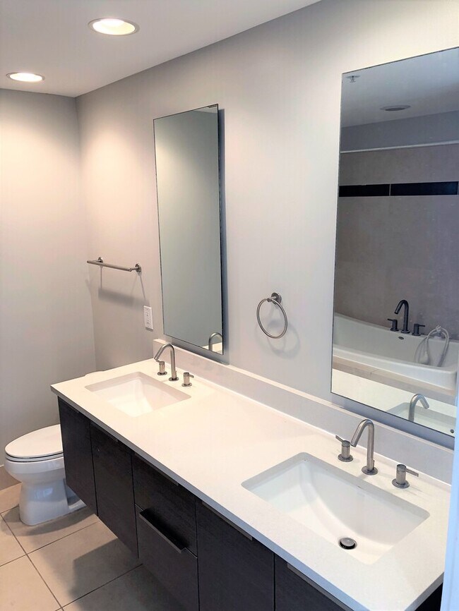 Building Photo - Luxury 2BR Signature Place Condo in Downto...