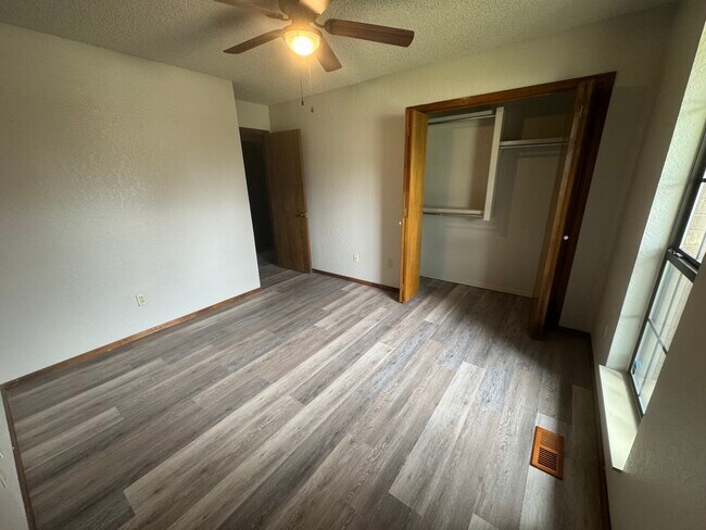 Building Photo - 325 E Parkland Dr