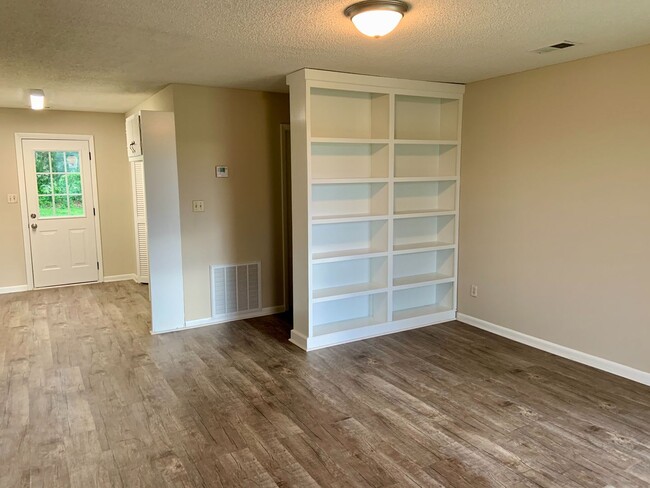 Building Photo - 16998 Carter Cir