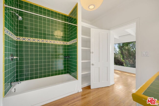 Building Photo - 2335 Silver Ridge Ave