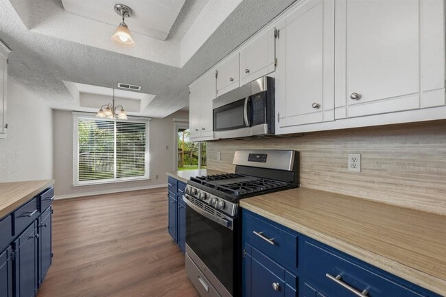 Building Photo - 1928 Holly Hill Dr