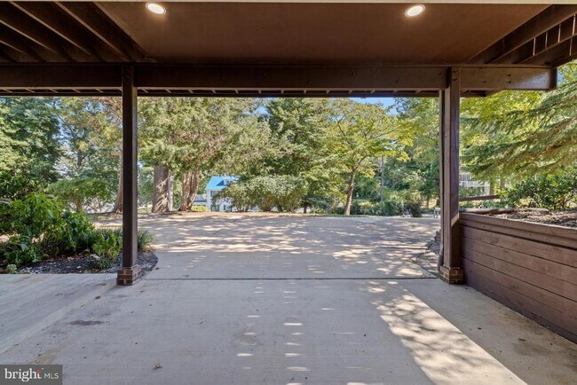 Building Photo - 5510 Beach Dr