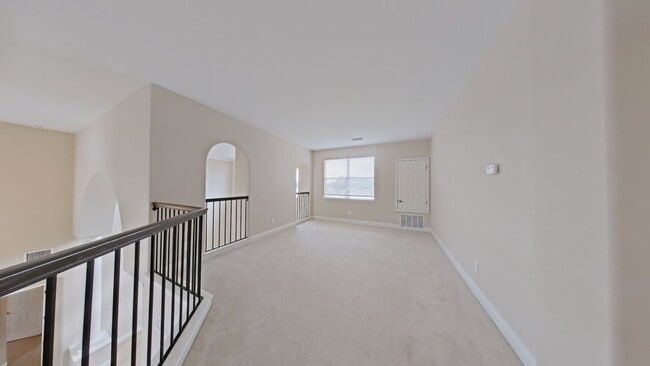 Building Photo - Beautiful 4-bedroom , 4 bathroom House wit...