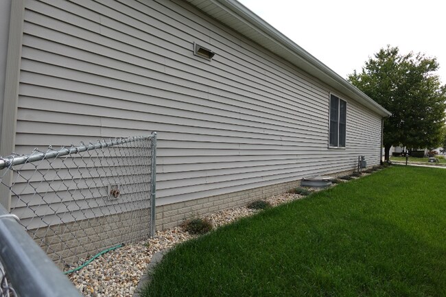 Building Photo - 2211 W Jubilee Ln