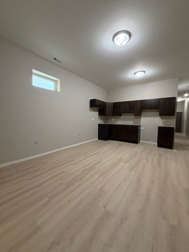 Building Photo - 24 N Pulaski Rd