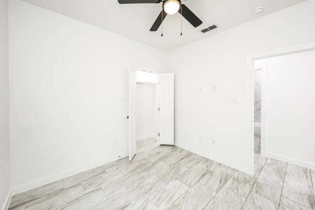 Building Photo - 3911 Casa Blanca Lake Rd