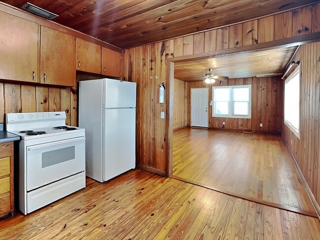 Building Photo - 1740 N Shore Terrace