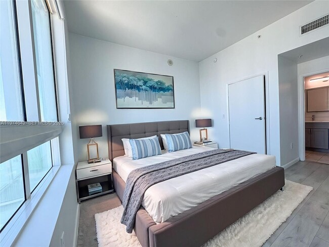 Building Photo - 1900 N Bayshore Dr