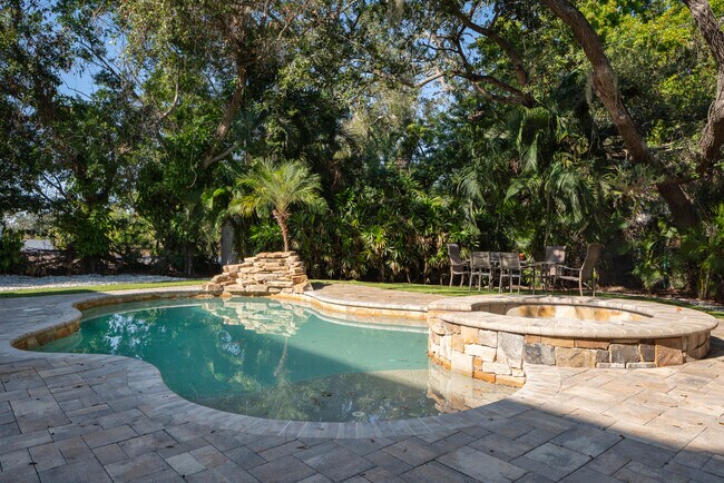 Building Photo - 318 Rafael Blvd NE