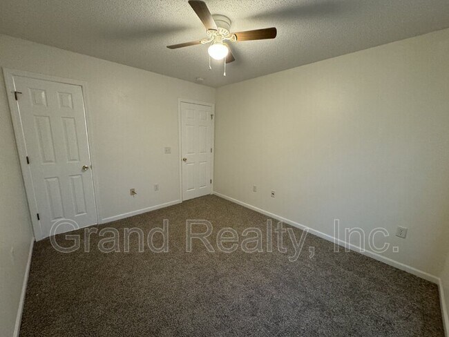 Building Photo - 1015 Peakview Dr