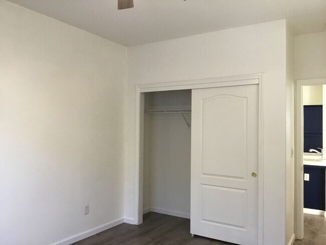 Building Photo - 637 W Fontaine Ln