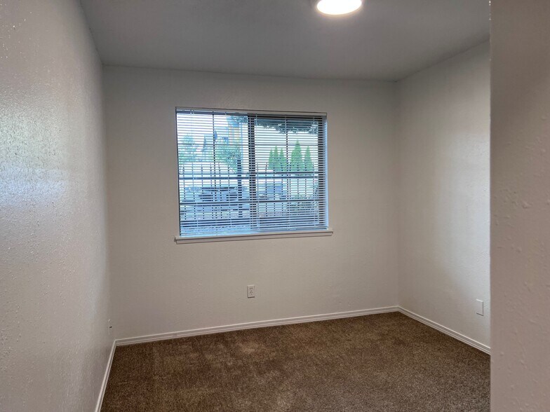Building Photo - 17250 SW Heritage Ct