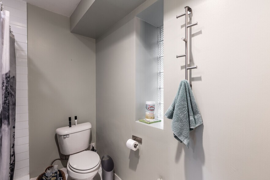 Building Photo - 1939 N Winchester Ave