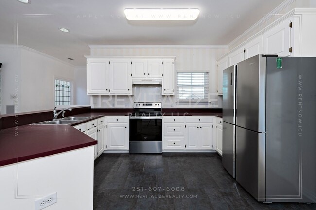 Building Photo - Charming 3-Level Home with Water Access in...