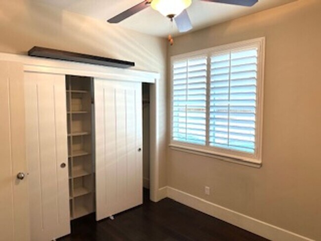 Building Photo - $2,695 Beautiful Barclay Square 4 Bed / Ha...