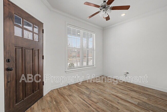 Building Photo - 3213 SW Hillstone Ave