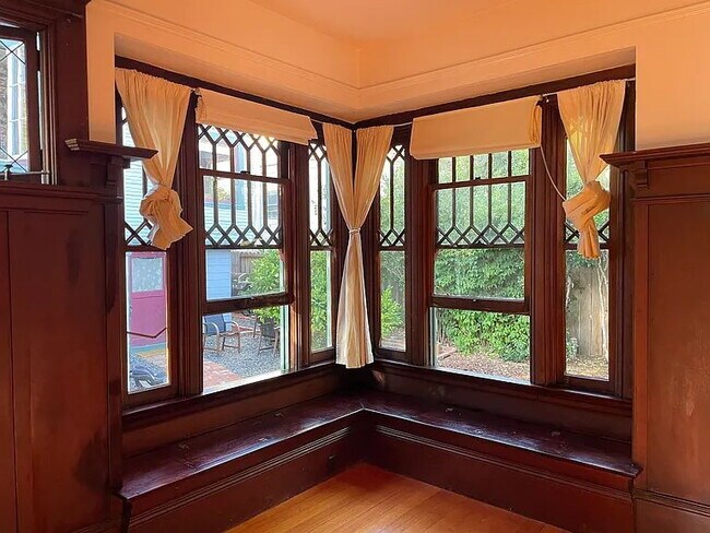 Building Photo - "Charming 1-Bedroom Oasis in the Heart of Berkeley – Perfect Location!"