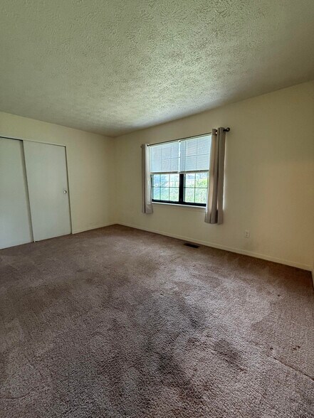 Building Photo - 158 E Willow Ct