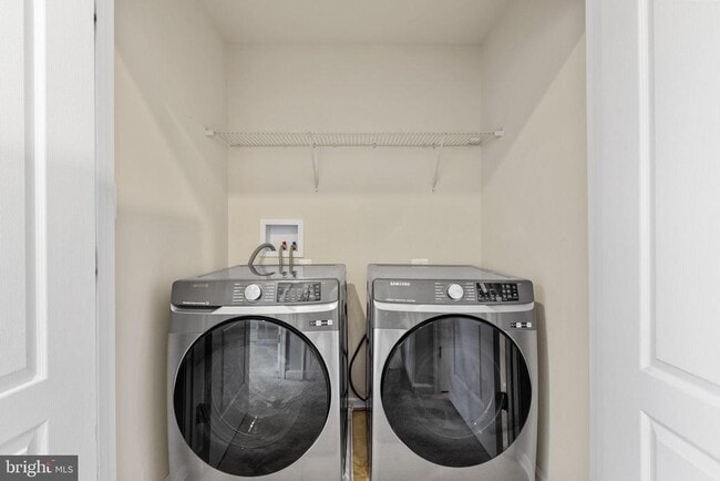 Building Photo - 5345 Tweeddale Pl