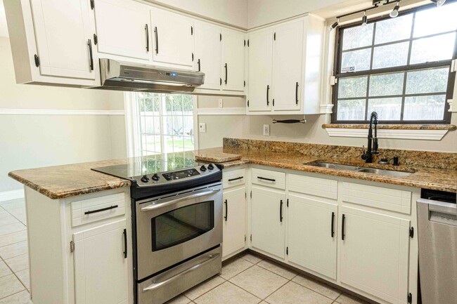 Building Photo - Charming 3-Bedroom Home with In-Ground Poo...