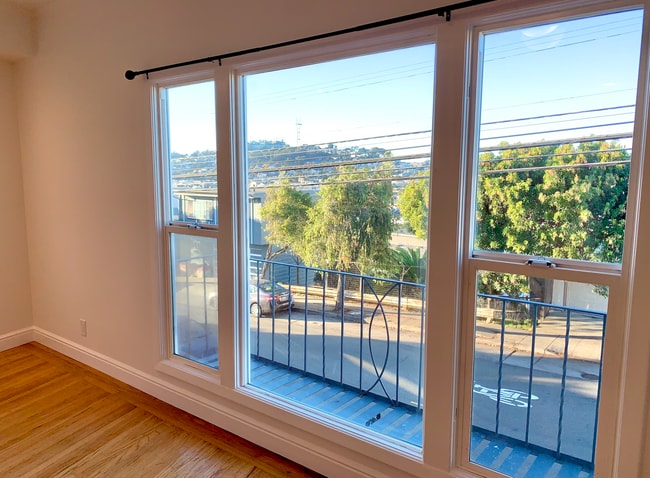 Building Photo - 10 Oxford St