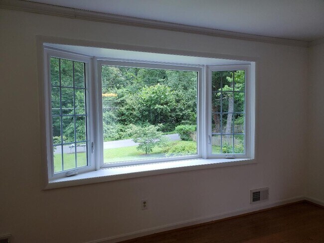 Building Photo - 3838 Glenbrook Rd