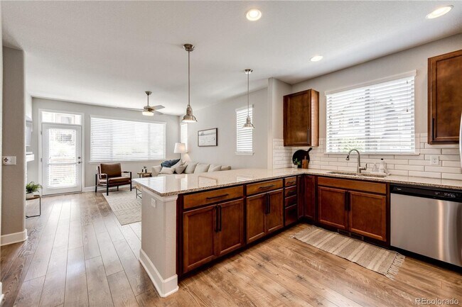 Building Photo - Lage & Beautiful 4 bedroom Townhome in Aurora