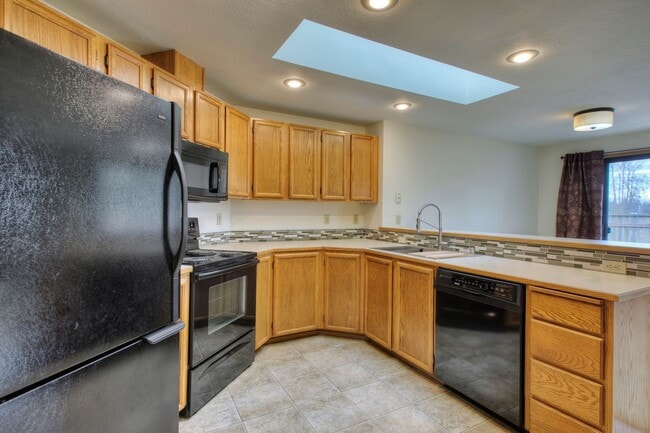 Building Photo - Bright & Spacious Rambler off of Cul-de-Sac