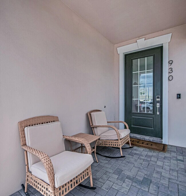 Building Photo - 930 SW Pr Ave