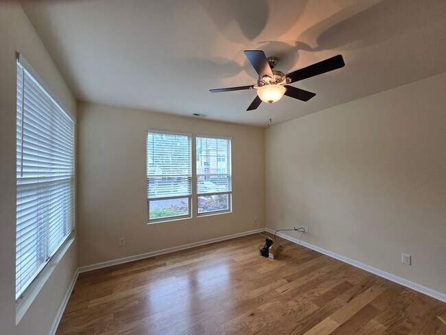 Building Photo - Thompson Ridge Gem!