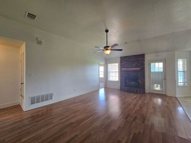 Building Photo - 2305 Amethyst Dr