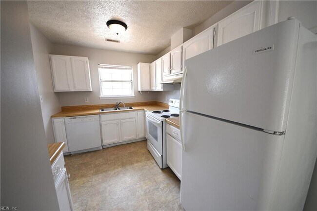 Building Photo - 313 Gaylor Ln