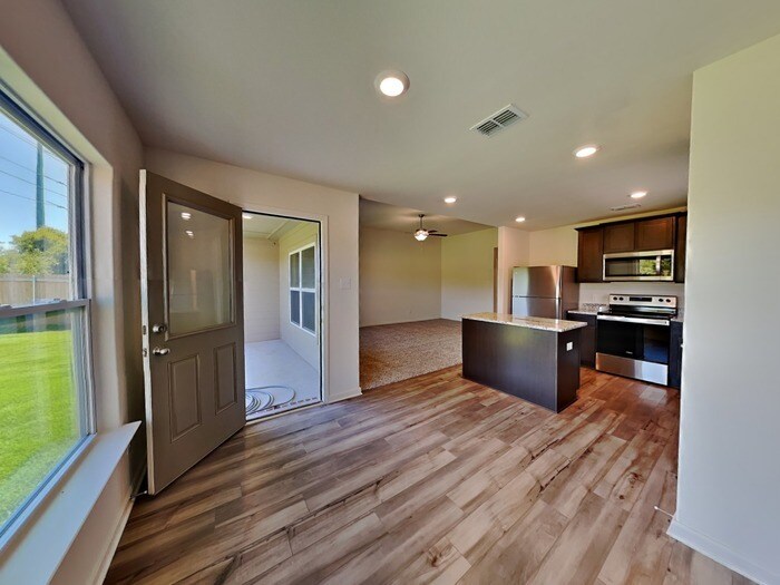 Building Photo - 112 Banjo Trl