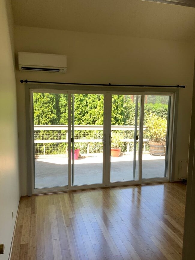 Building Photo - 2 Bedroom Condo on Country Club Road