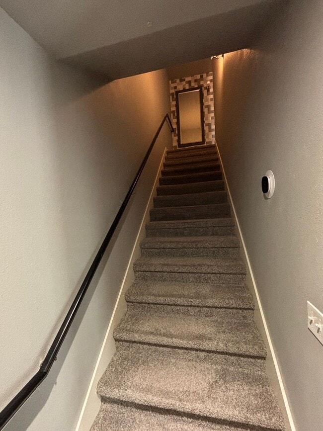Building Photo - Great Townhouse!! Great Location!!