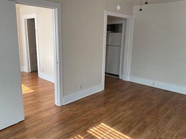 Building Photo - 1 Bedroom plus a Den, Close to SAC and Ala...