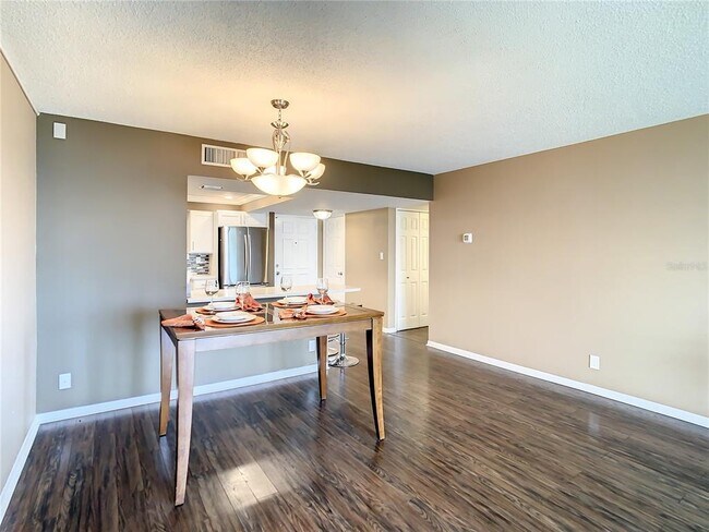 Building Photo - 7400 Sun Island Dr S