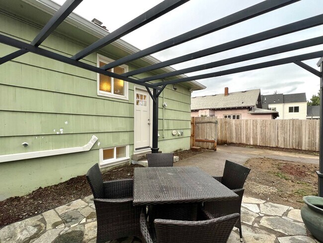 Building Photo - Newly Renovated 3 bed 2 bath With Huge Bac...