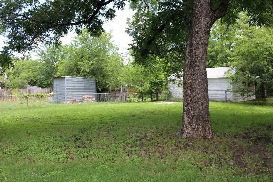 Building Photo - 1045 W Pecan St